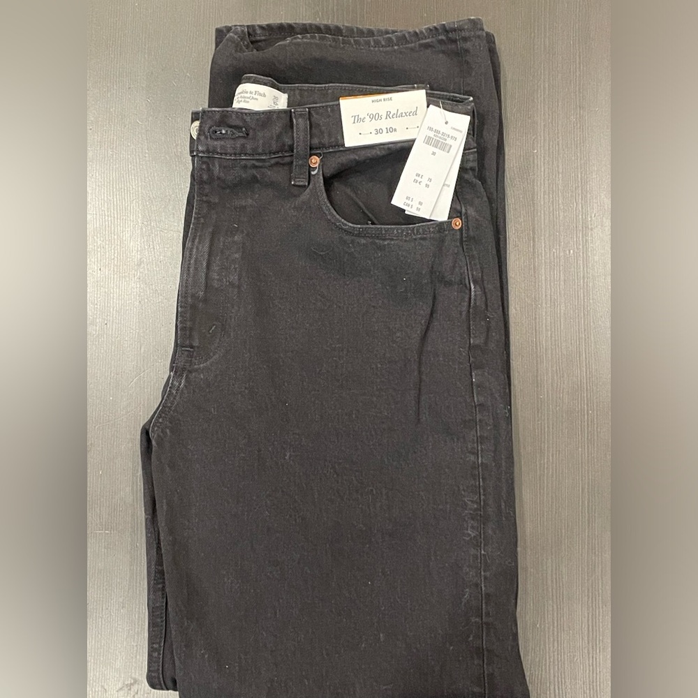Abercrombie & Fitch *NWT* 90's Relaxed High Rise Jeans. Size 30